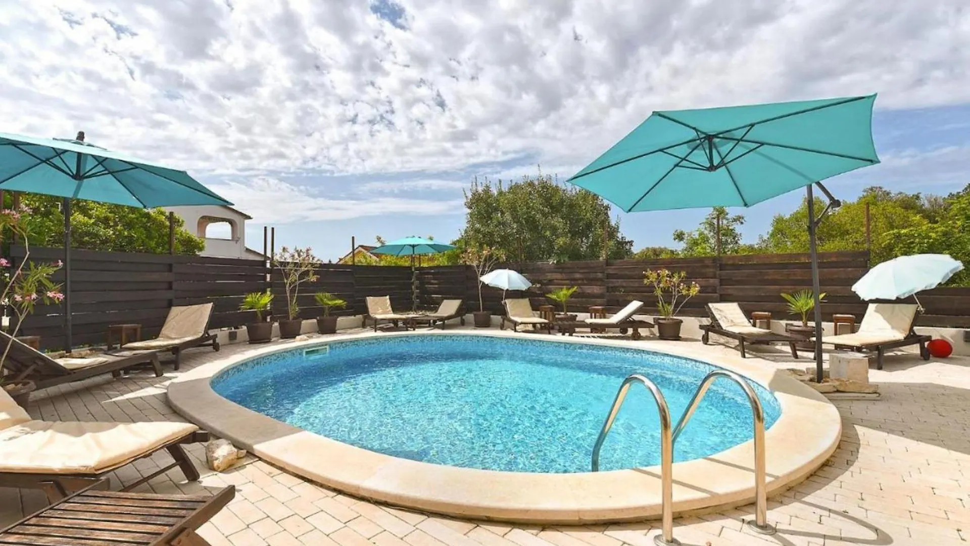 Charming Apartment With Balcony And Pool Peroj